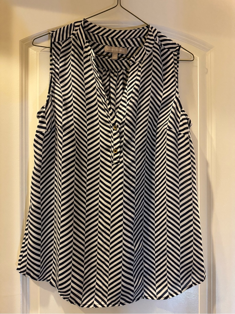 Banana Republic Black & White Chevron Split V-Neck Sleeveless Top